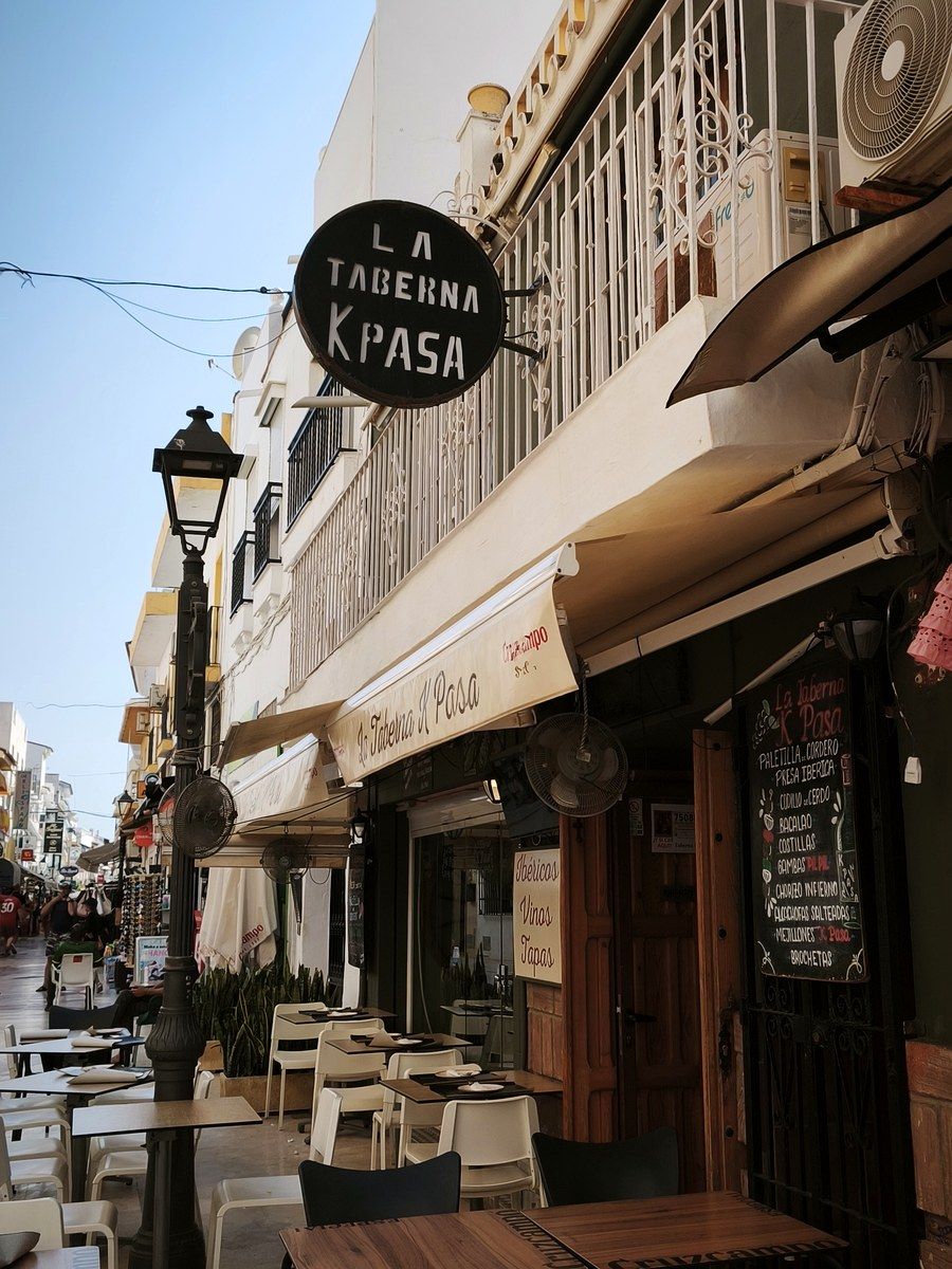 Cartel de La Taberna K Pasa en la calle, La Carihuela